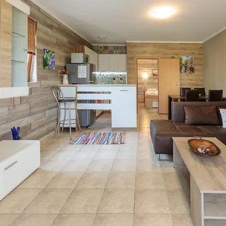 Aparthouse Paradise Bay Apartment